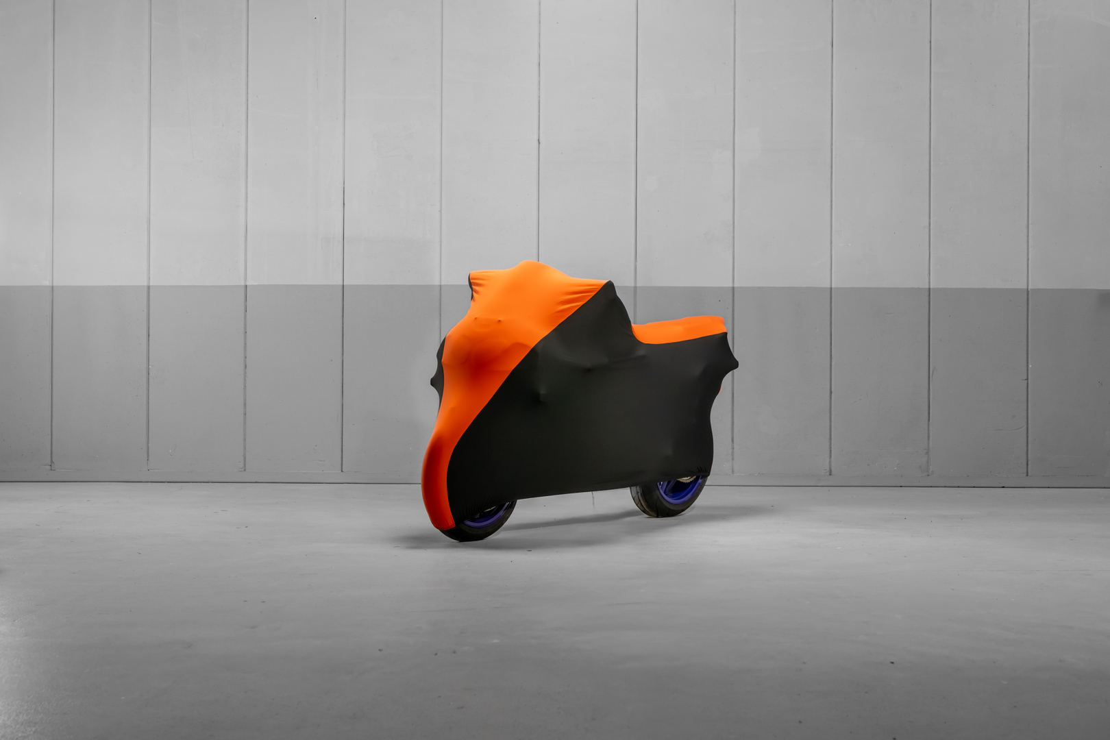 LHAM_2025_HOUSSE-MOTO-noire-orange-3_4